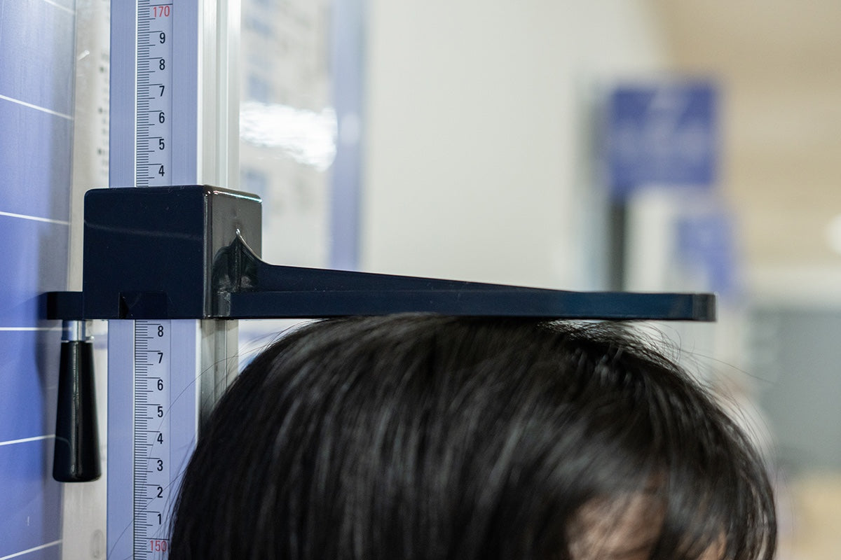 なぜ年を取ると背が縮むのか？｜医師が教える本当の骨の守り方