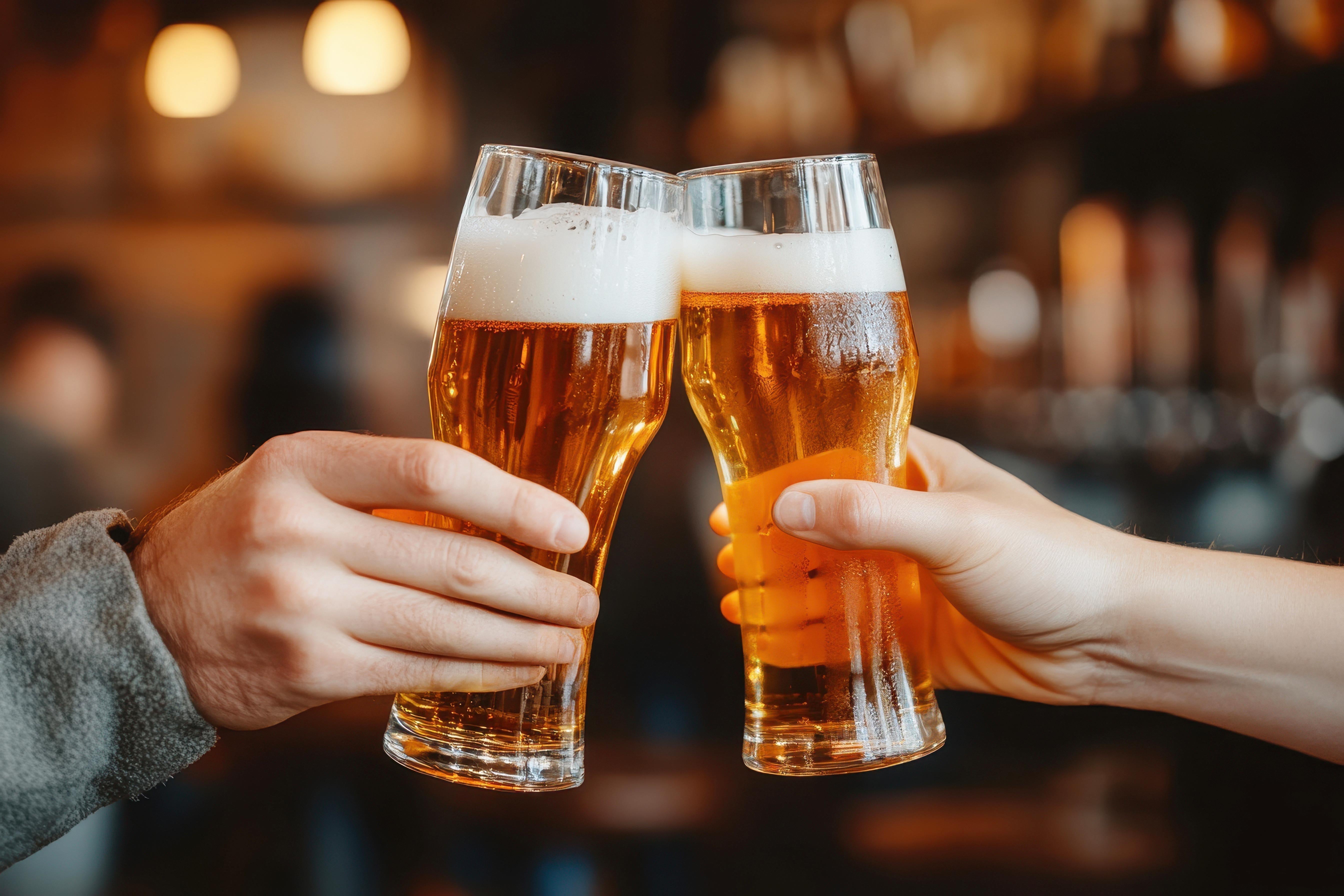 アルコールと健康の関係とは?リスクやメリット、飲酒をめぐる論争を詳しく解説